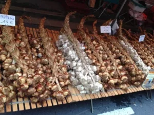 61c1e7a2 f2aa 4b93 af39 0821d517924b givet festivite foire oignons ail etalage stand 2013 380x0